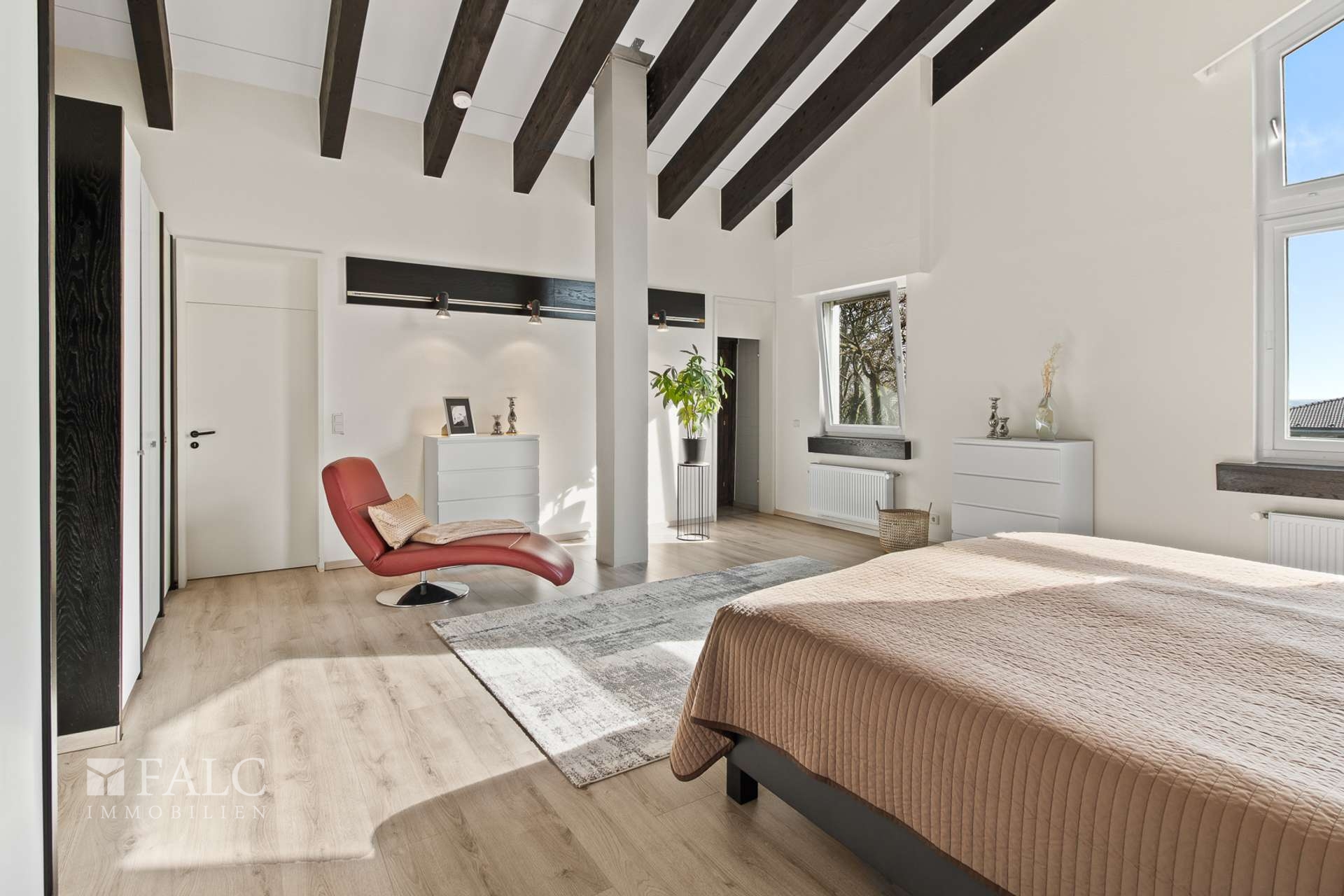 Großzügiges Schlafzimmer